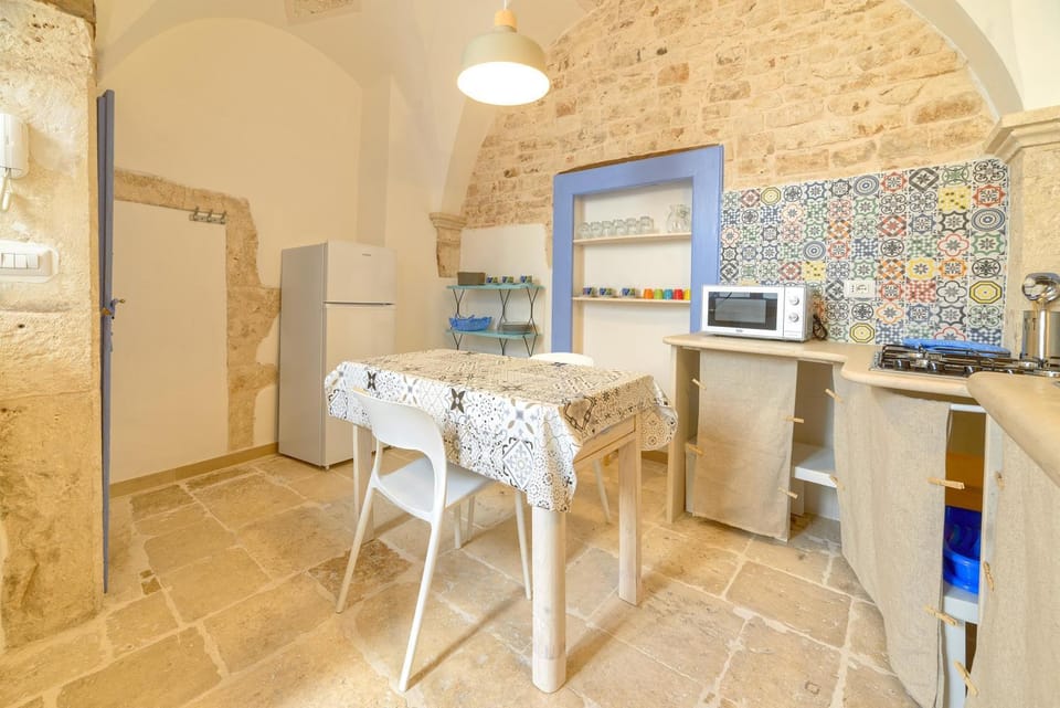 Kitchen or kitchenette, Dining area, oven, stove