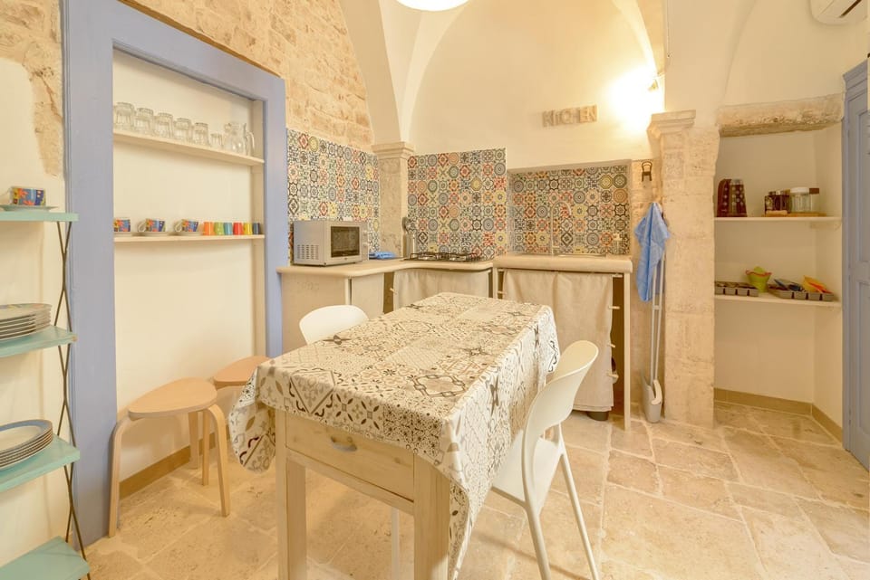 Kitchen or kitchenette, Dining area, oven, stove