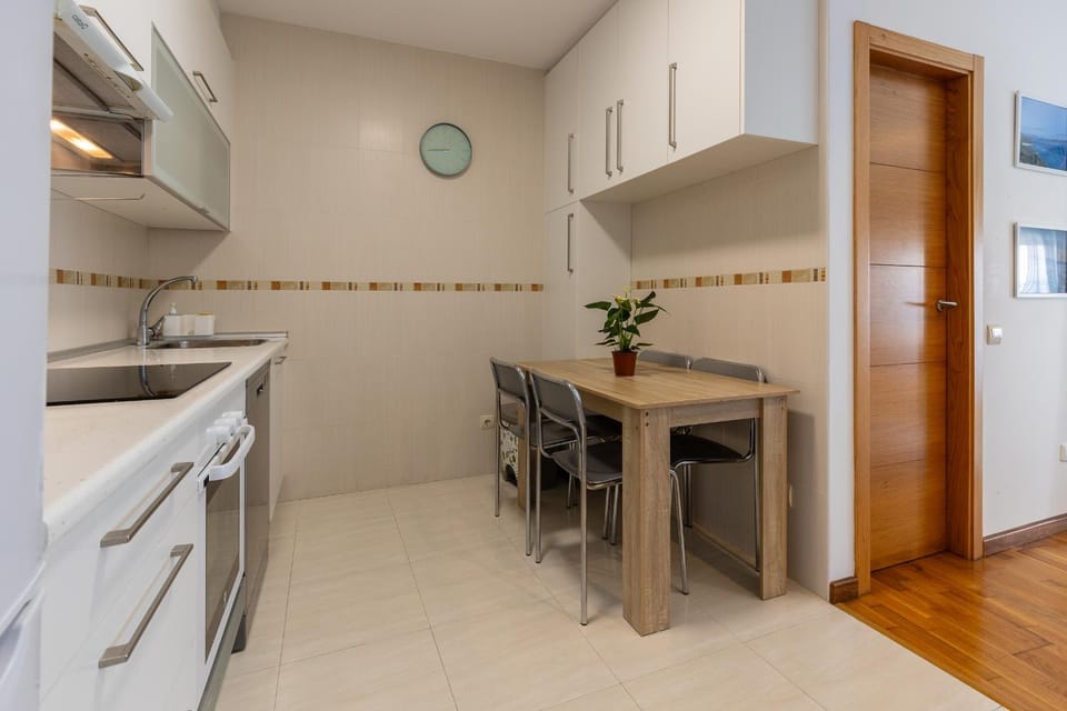 Kitchen or kitchenette, Dining area, oven, pet friendly, stove