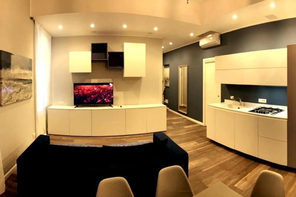 TV and multimedia, Kitchen or kitchenette, Seating area