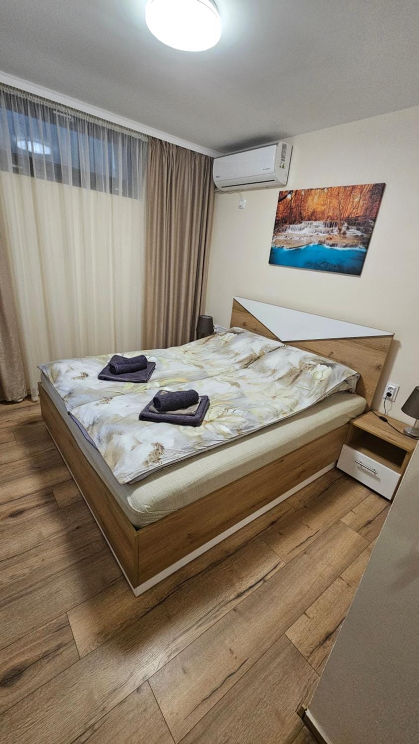 Bed, Photo of the whole room, Bedroom, towels