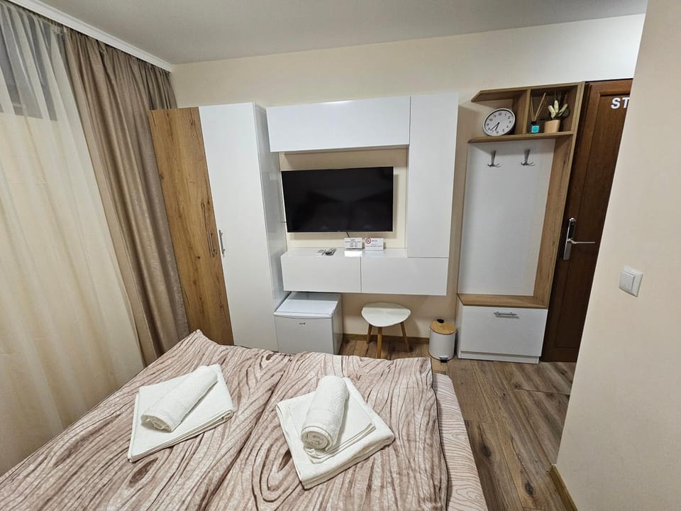 Bed, TV and multimedia, Photo of the whole room, Bedroom, towels, wardrobe