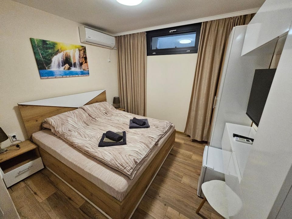 Bed, TV and multimedia, Photo of the whole room, Bedroom, towels