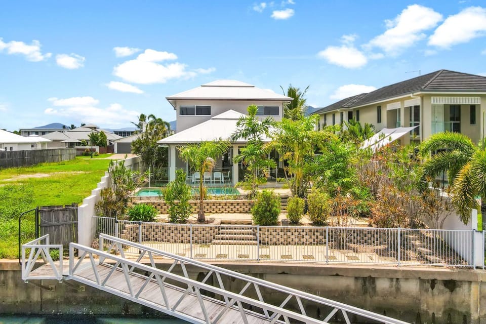The Anchorage - Ultimate Waterfront Villa House in Cairns