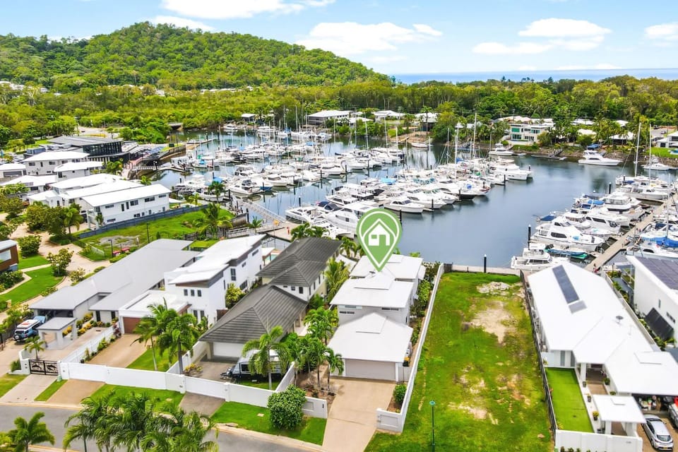 The Anchorage - Ultimate Waterfront Villa House in Cairns