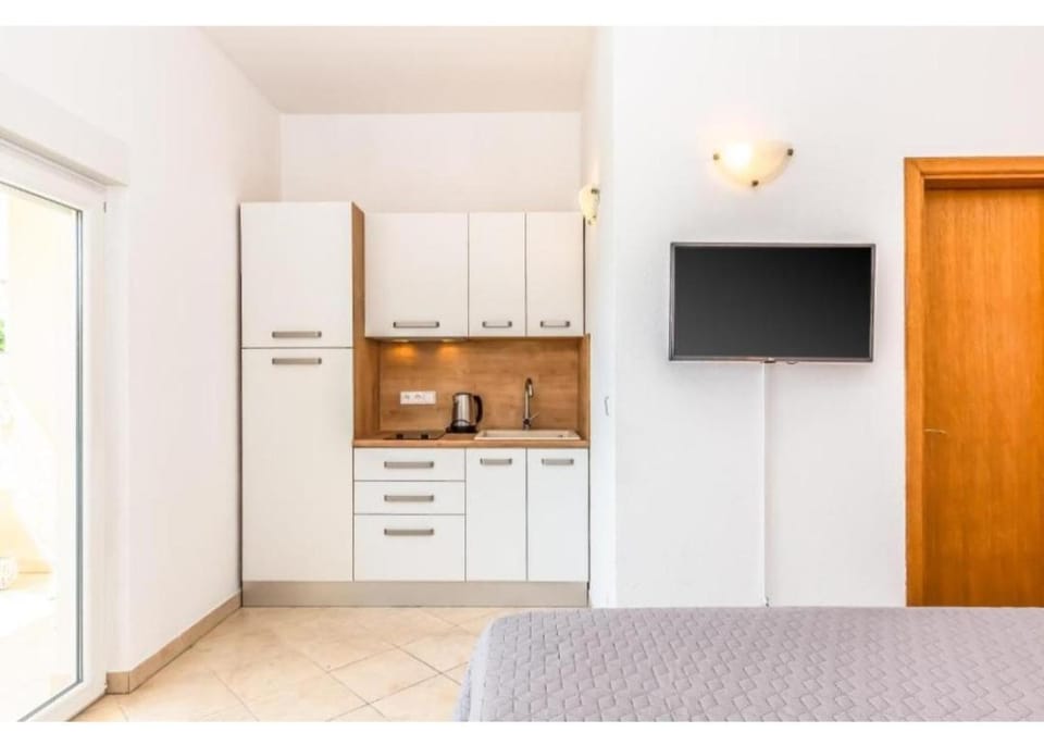 Kitchen or kitchenette, minibar