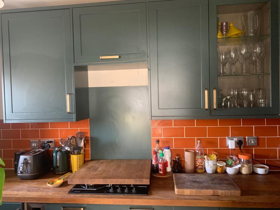 Coffee/tea facilities, Kitchen or kitchenette, stove