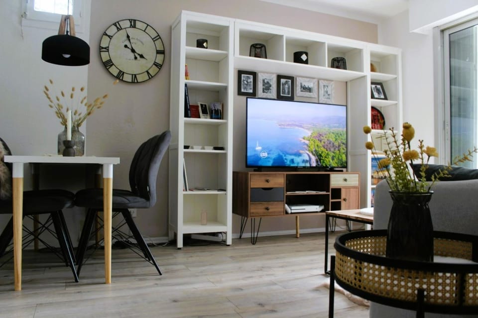 TV and multimedia, Living room, Seating area, Dining area