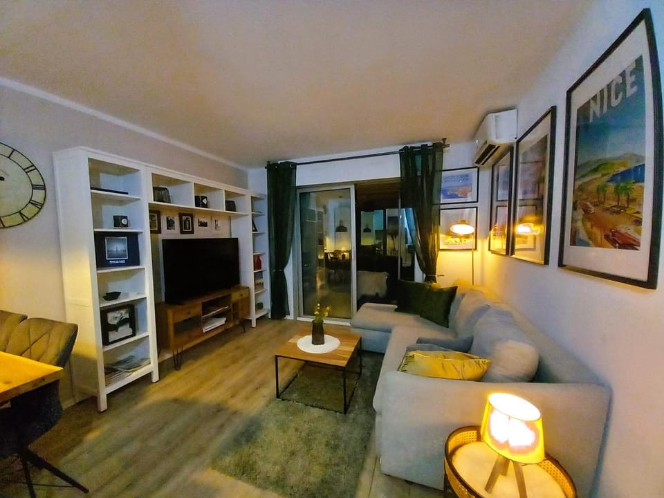 TV and multimedia, Living room, Seating area