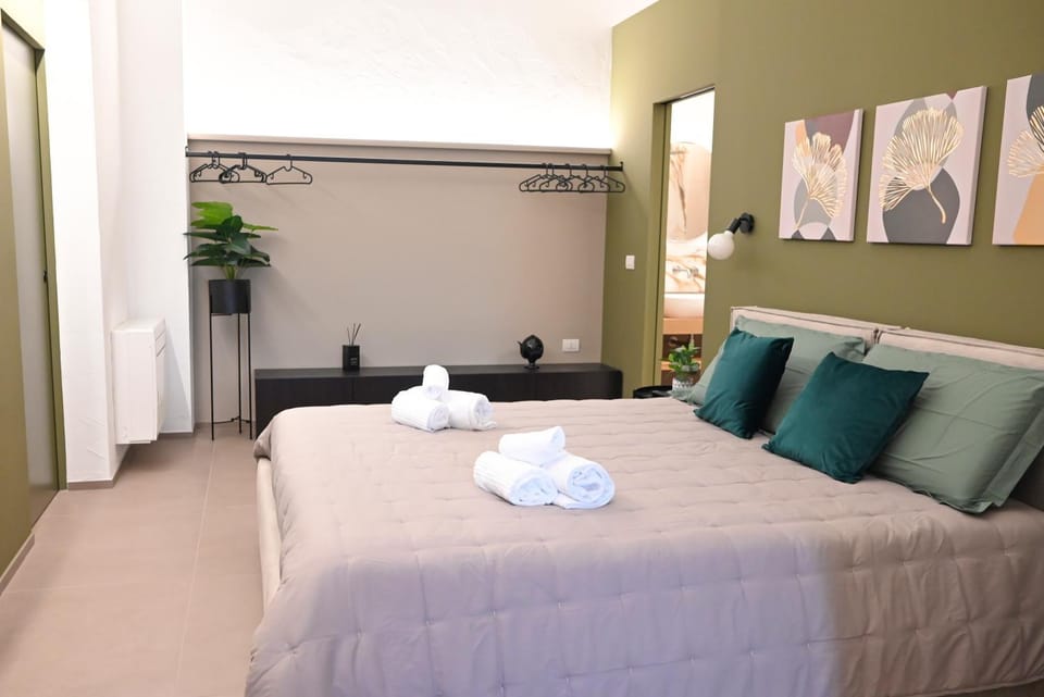 Bed, Bedroom, towels