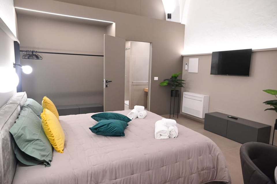 Photo of the whole room, Bedroom, towels