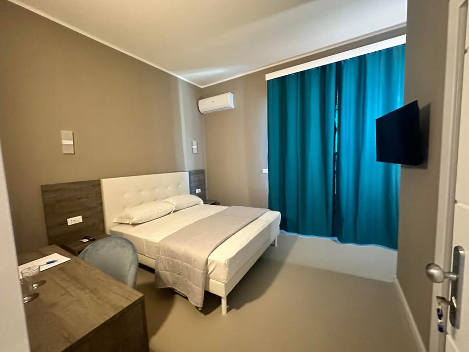 TV and multimedia, Photo of the whole room, air conditioner