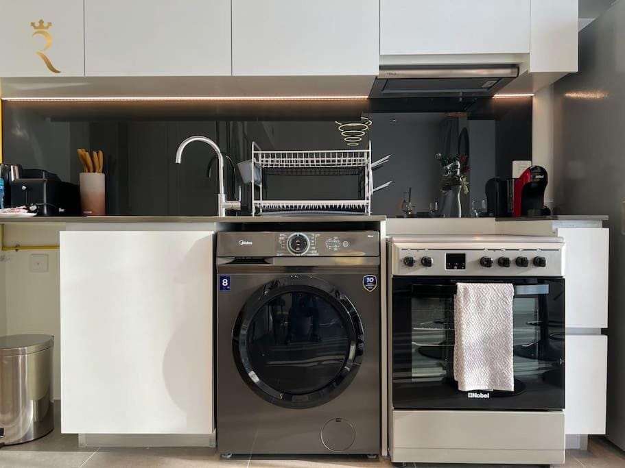 Coffee/tea facilities, Kitchen or kitchenette, dishwasher, minibar, oven, pet friendly, stove, toaster, washing machine, dryer