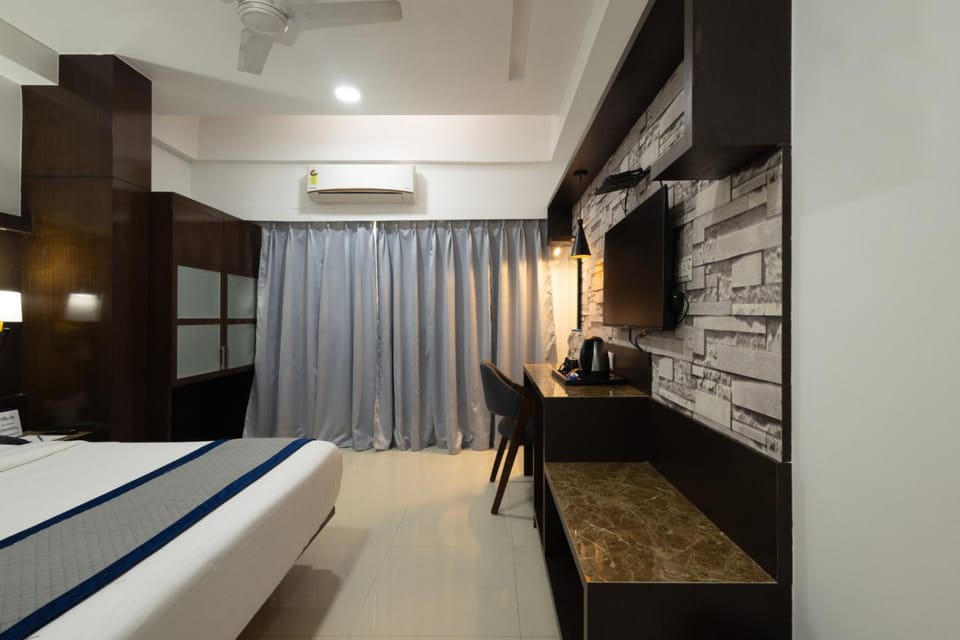 Bed, Photo of the whole room, Bedroom, air conditioner