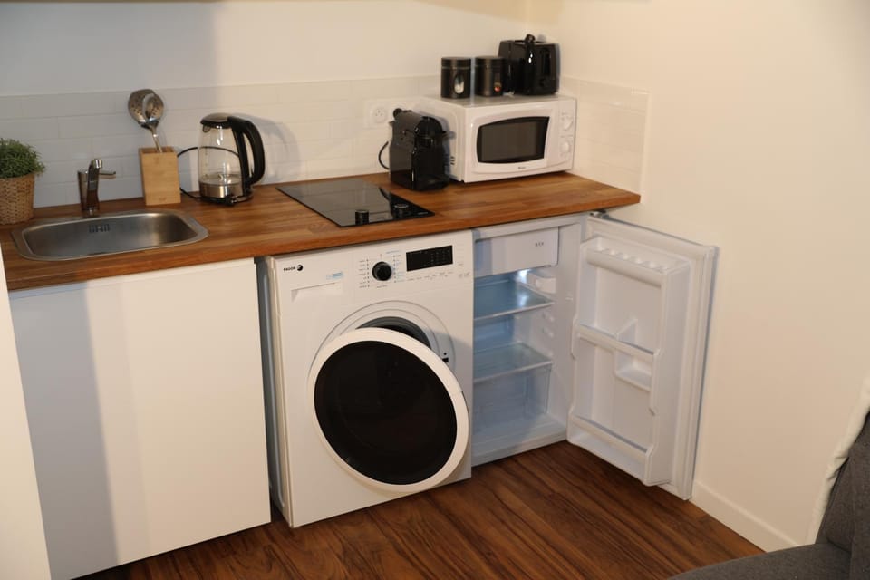 Coffee/tea facilities, Kitchen or kitchenette, stove, toaster, washing machine