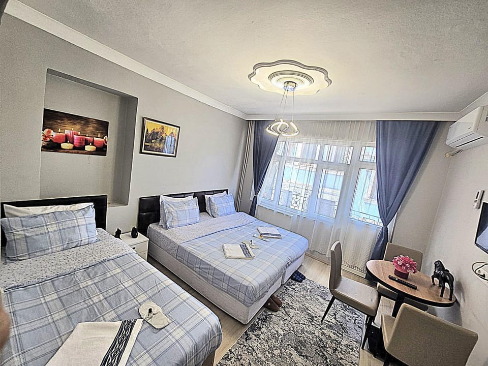 Bed, TV and multimedia, Living room, Photo of the whole room, Seating area, Bedroom, towels, air conditioner