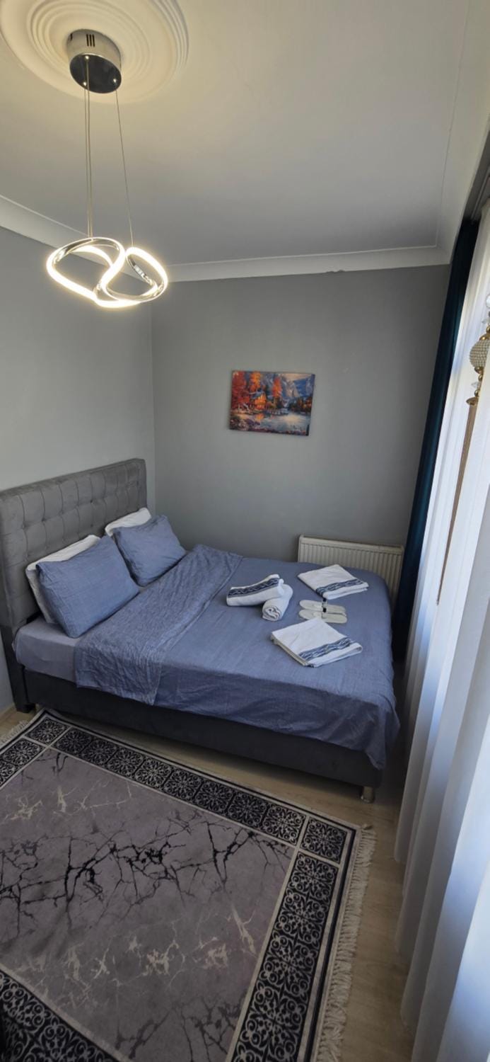 Bed, Living room, Bedroom, towels
