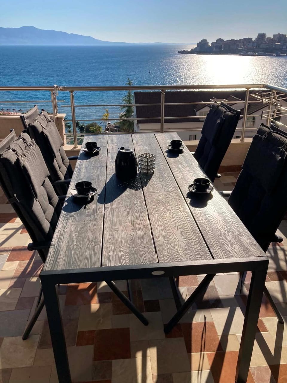 View (from property/room), Balcony/Terrace, Dining area, City view, Mountain view, Sea view, internet