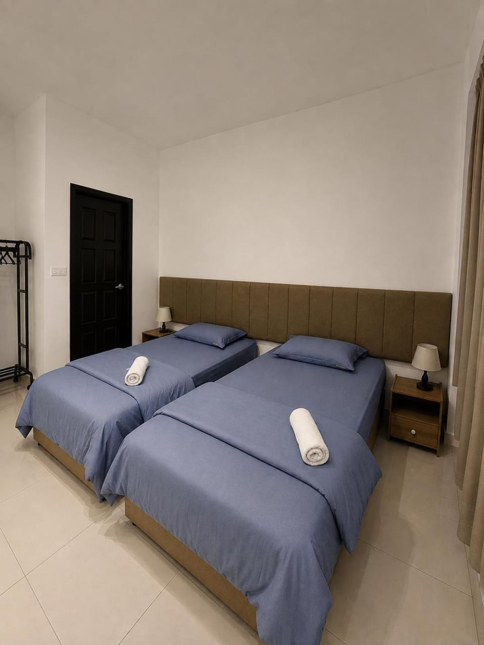 Bed, Photo of the whole room, towels