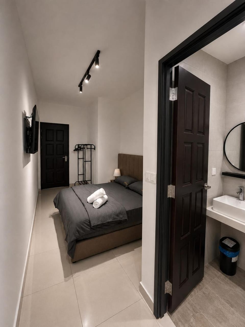 Bed, Bathroom, Photo of the whole room, towels