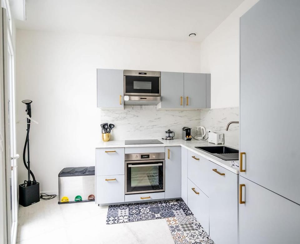 Coffee/tea facilities, Kitchen or kitchenette, dishwasher, microwave, oven, stove, toaster