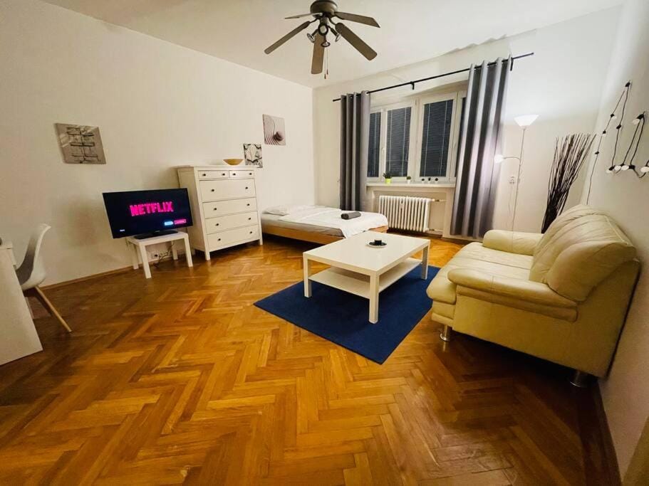 TV and multimedia, Photo of the whole room, Seating area