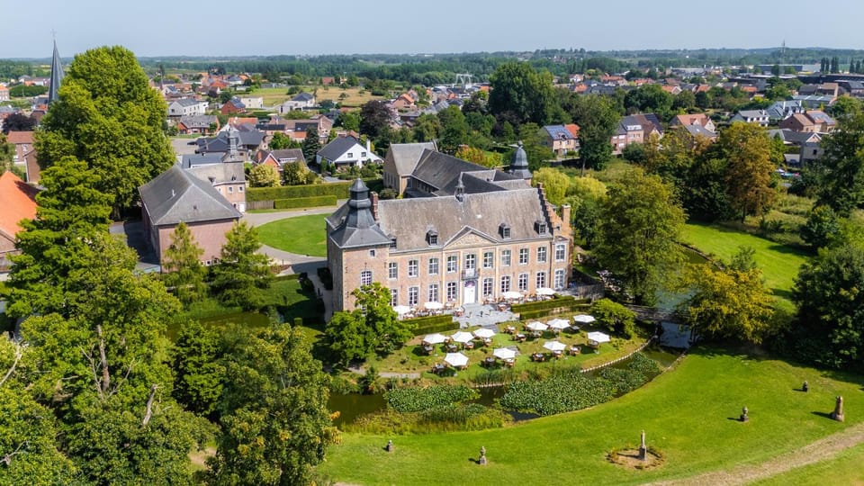 Property building, Nearby landmark, Restaurant/places to eat, Restaurant/places to eat, Neighbourhood, Natural landscape, Garden view, Landmark view, Street view, Location