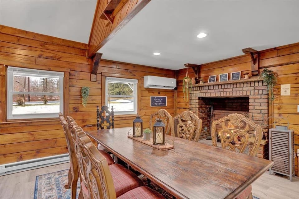 Cabin in Long Pond Gameroom Pool Table Cabin in Pocono Mountains