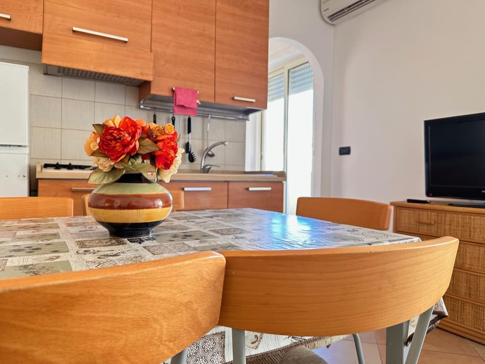Kitchen or kitchenette, Living room, Seating area, Dining area, stove