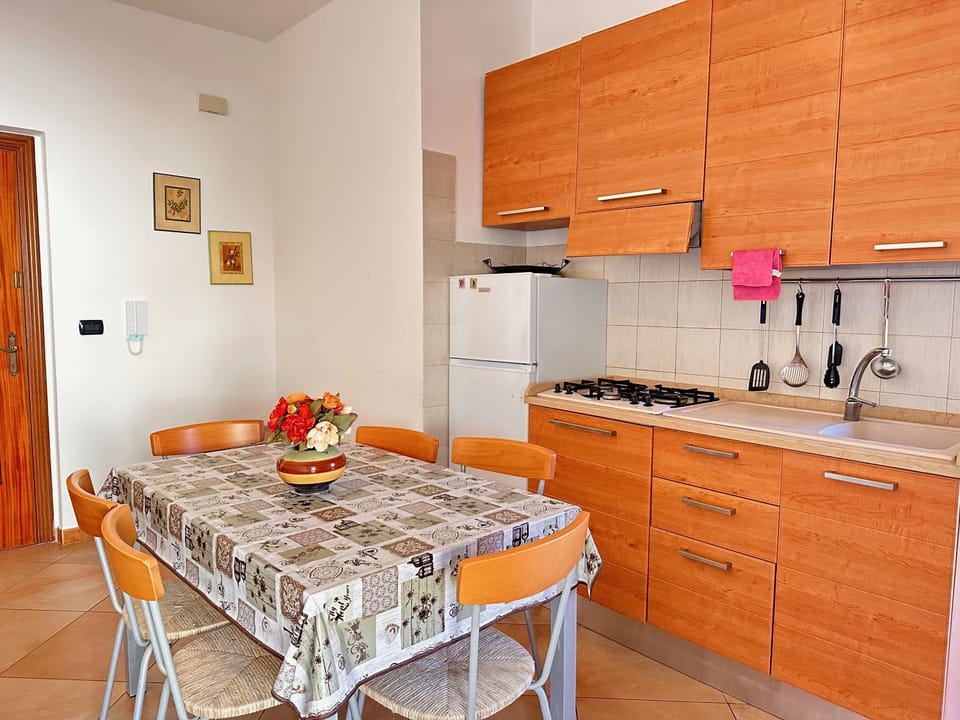 Kitchen or kitchenette, Dining area, stove