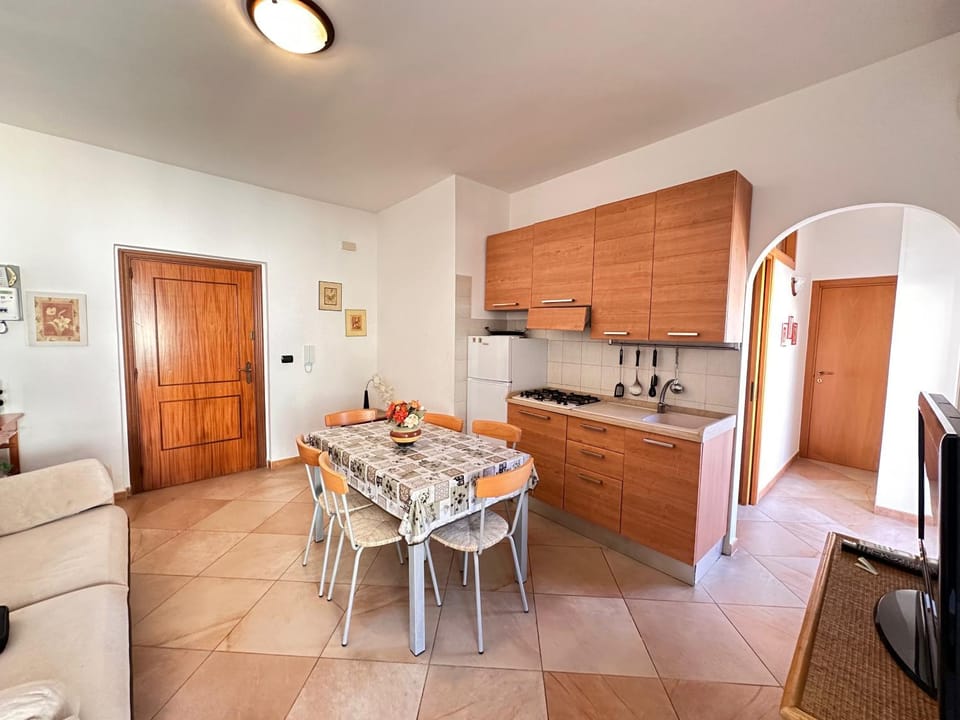 Kitchen or kitchenette, Living room, Seating area, Dining area, stove