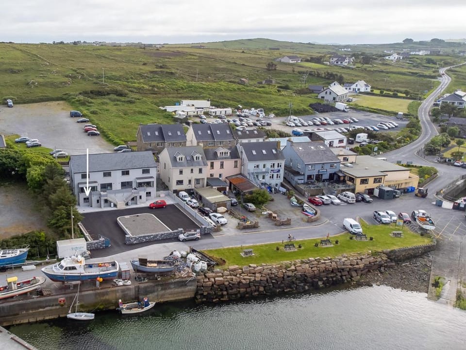 Property building, Neighbourhood, Natural landscape, Sea view, Location