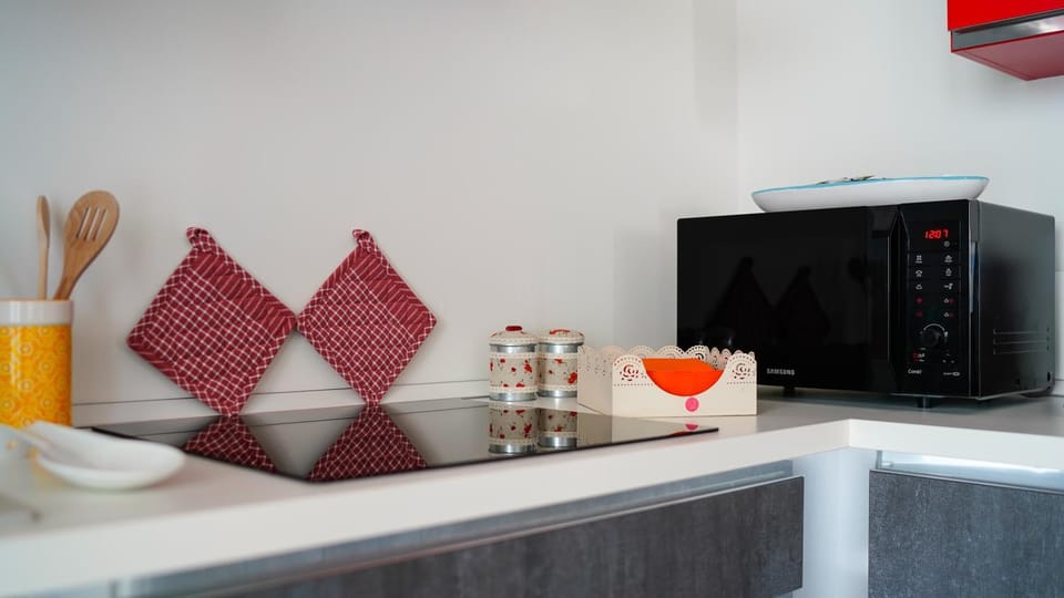 Kitchen or kitchenette, Food and drinks, Drinks, minibar, stove