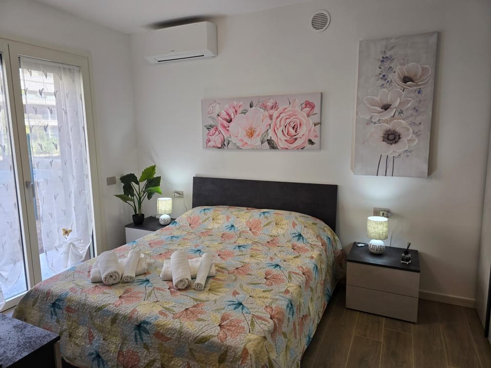 Bed, Photo of the whole room, Bedroom, air conditioner