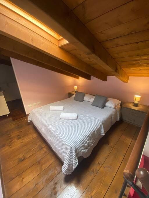 Bed, Photo of the whole room, Bedroom, towels