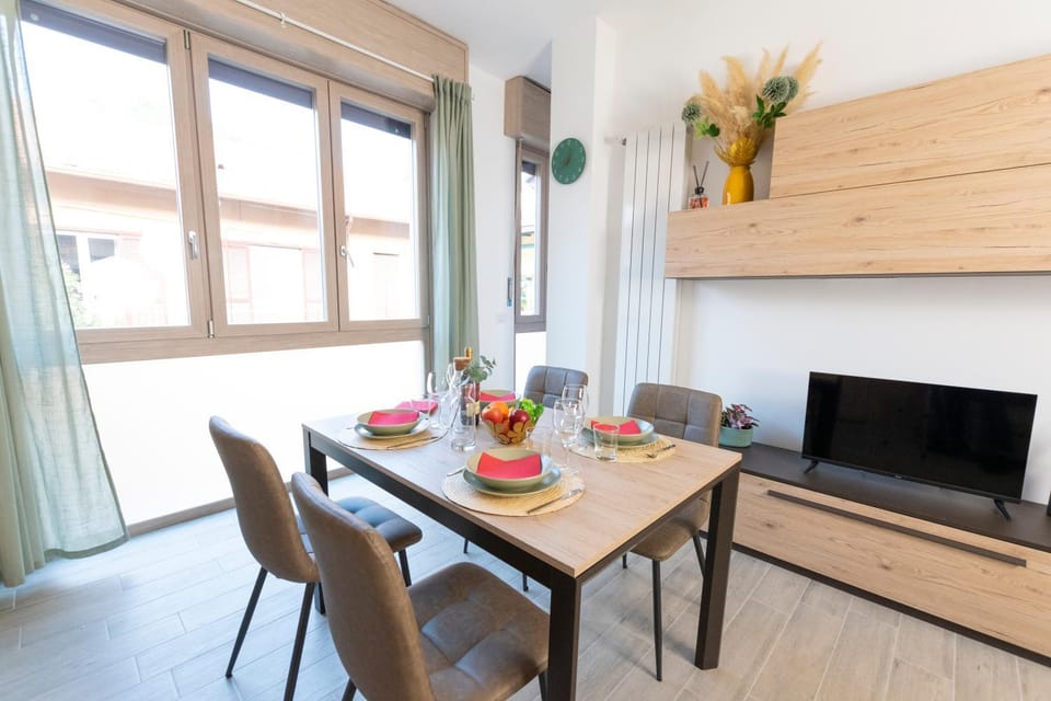 Communal lounge/ TV room, TV and multimedia, Living room, Seating area, Dining area
