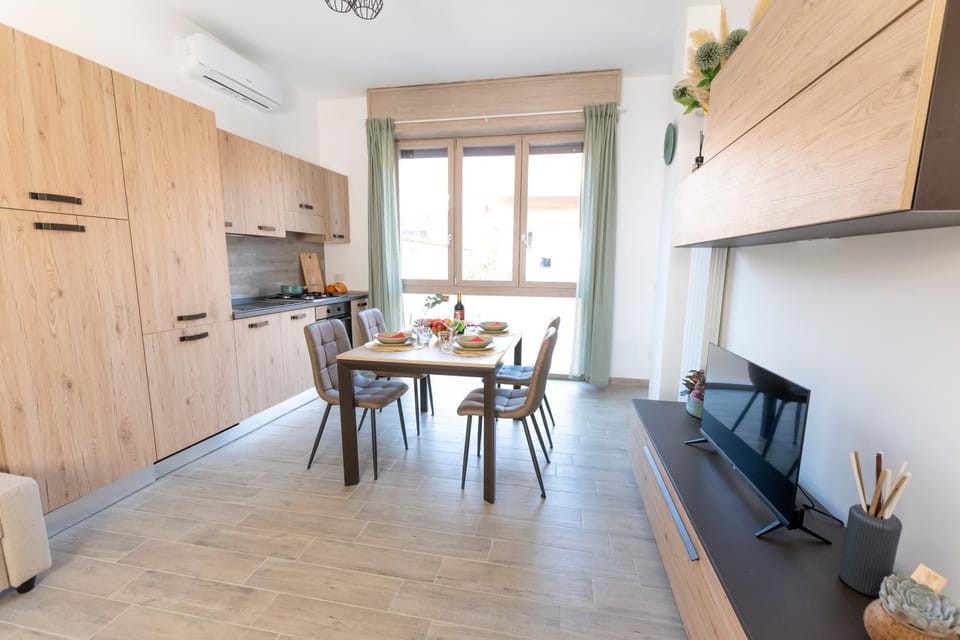 Kitchen or kitchenette, Dining area, stove