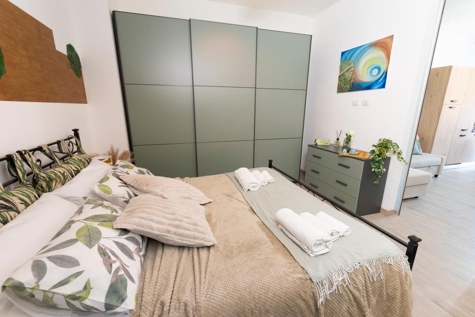 Bed, Photo of the whole room, wardrobe