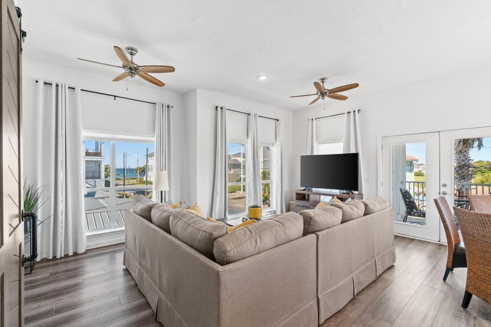 TV and multimedia, View (from property/room), Living room, Seating area, Sea view, fireplace