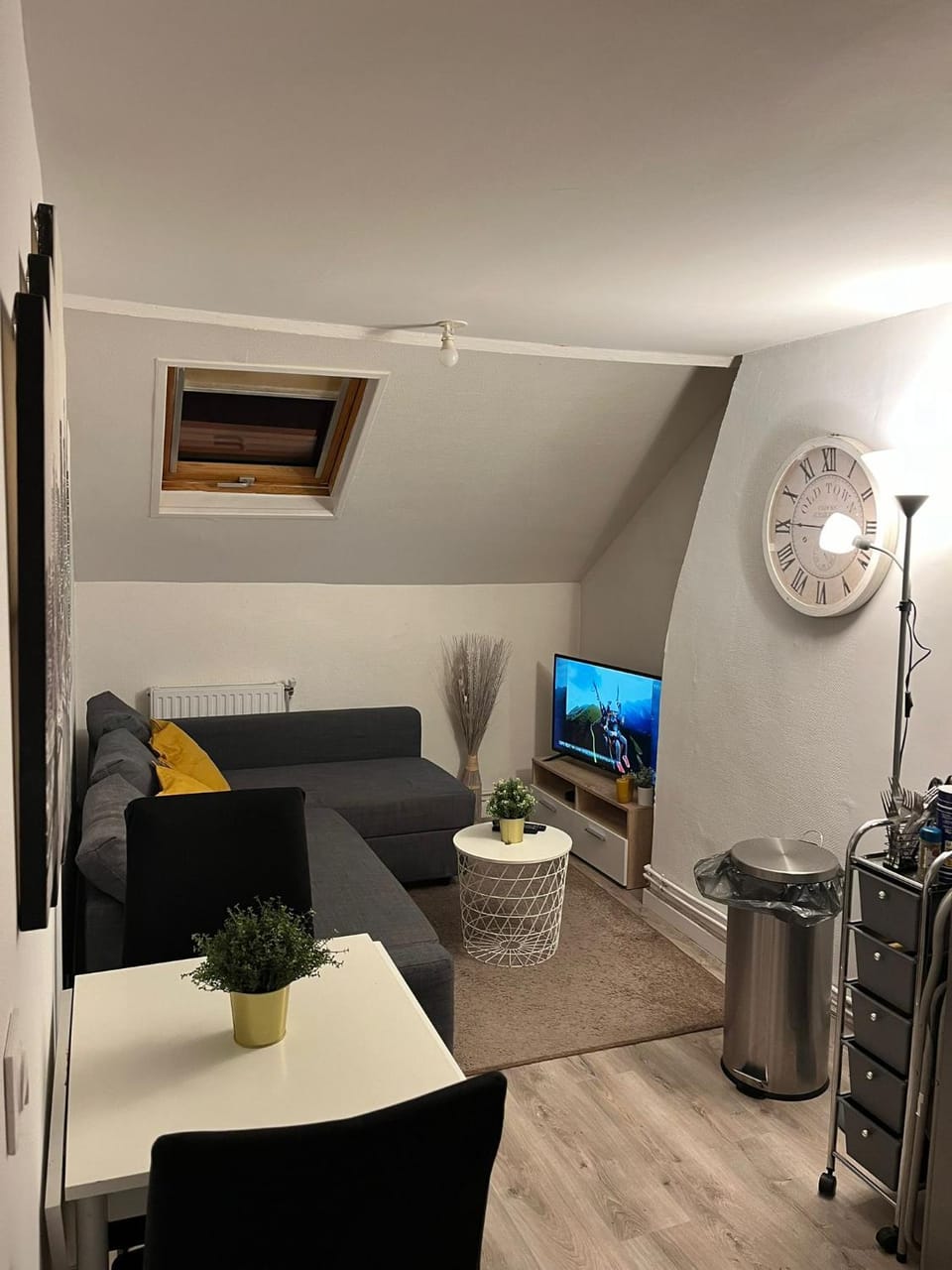 TV and multimedia, Seating area, Dining area