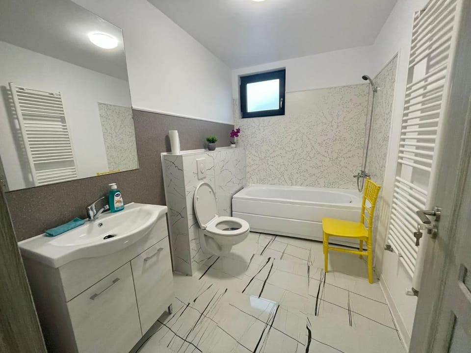 Toilet, Bath, towels