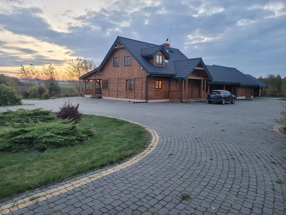Property building, Day, Neighbourhood, Natural landscape, Garden, Garden view, Parking
