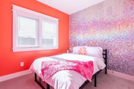 Disco Dollhouse - East Nashville + 2 8 mi Downtown House in East Nashville