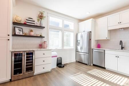 Disco Dollhouse - East Nashville + 2 8 mi Downtown House in East Nashville