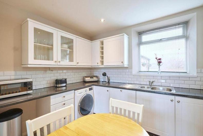 Kitchen or kitchenette, Dining area