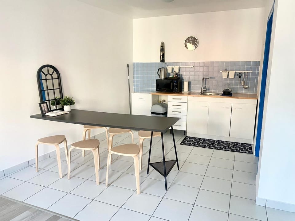 Dining area, minibar