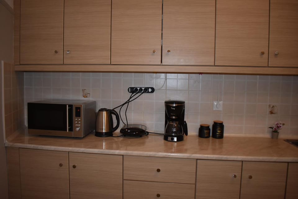 Coffee/tea facilities, microwave, kitchen