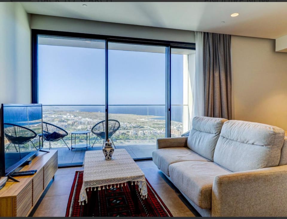 Mercury Tower Suites with pool access Apartment in Saint Julians