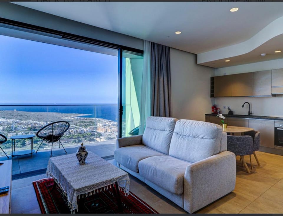 Mercury Tower Suites with pool access Apartment in Saint Julians