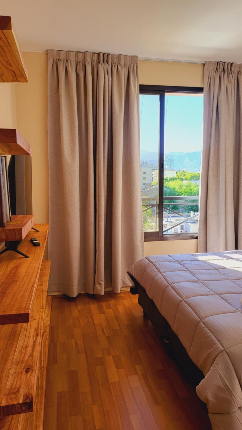 Photo of the whole room, Mountain view